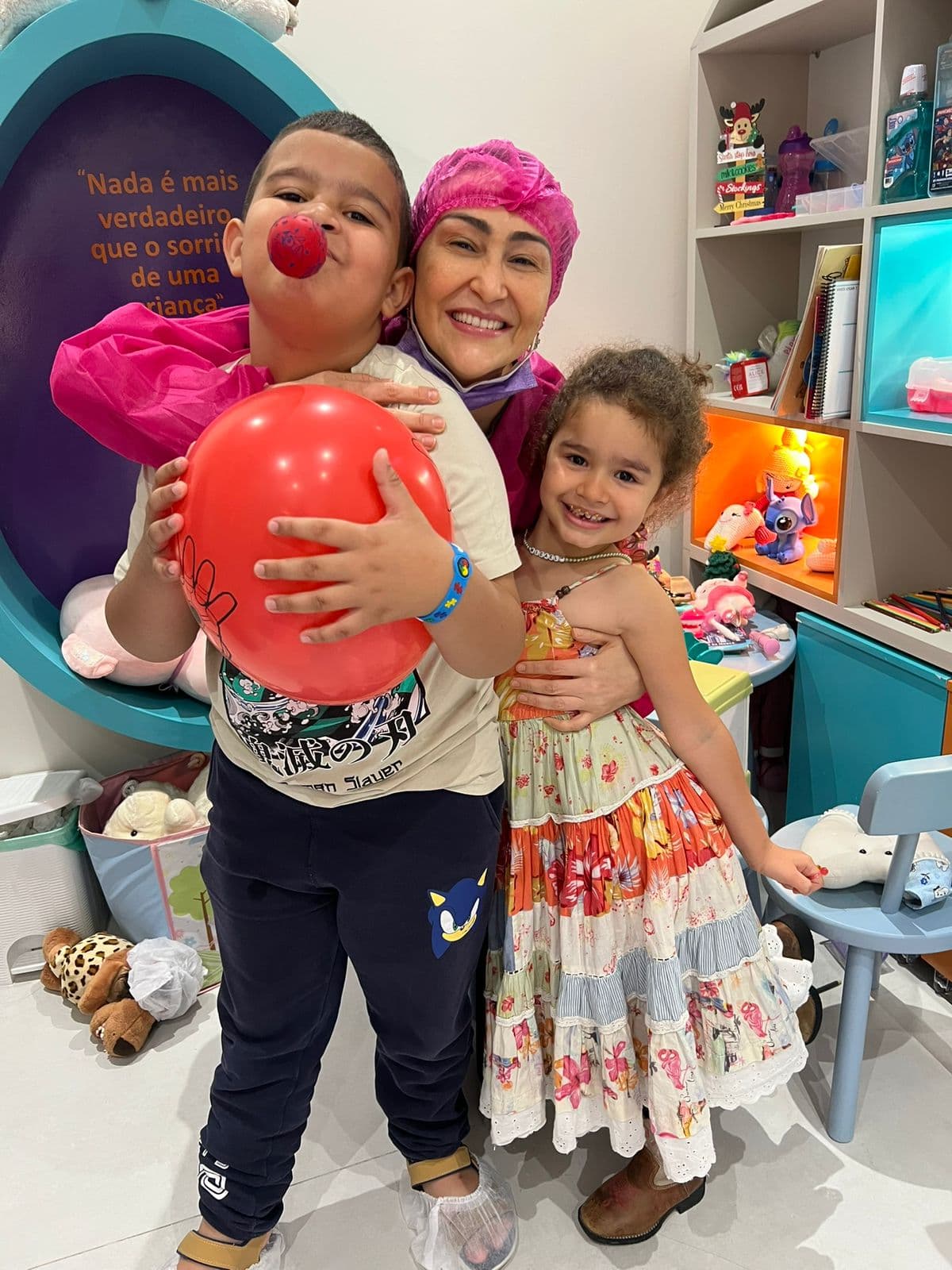 Dra. Nadia Salem com crianças — Odontopediatra